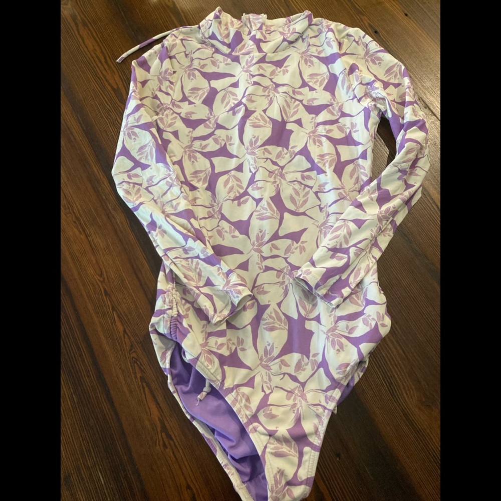 O’Neill girls long sleeve swim zip-up. No tags, but fits 10-12. Smoke-free home.